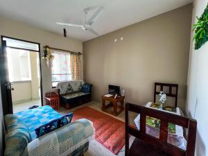 ein Wohnzimmer mit einem Sofa und einem Tisch in der Unterkunft Vipingo Palm Ridge Apartment - 406 in Mombasa