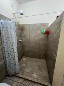 ein Bad mit Dusche und Duschvorhang in der Unterkunft Vipingo Palm Ridge Apartment - 406 in Mombasa