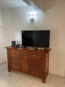 TV a/nebo společenská místnost v ubytování Sur La Mer - Appartement Deux chambres à Schoelcher