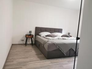 1 dormitorio con 1 cama y suelo de madera en Ferienwohnung Waldbröl, en Waldbröl