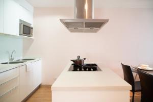 Patong Kalim Unparalleled Sea View B&B Resort的厨房或小厨房