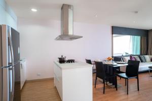 Patong Kalim Unparalleled Sea View B&B Resort的厨房或小厨房