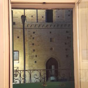 een raam met uitzicht op een gebouw bij Casa via Garibaldi in Lanciano