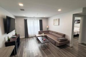 sala de estar con sofá y mesa en The Cozy Suite - 1BR with Free Parking, en Paterson