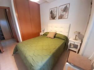 Postel nebo postele na pokoji v ubytování Gestiona2R - Apartamento con gran terraza y piscina + 23 fotografií