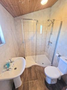 Koupelna v ubytování Cleish 7 With Private Hot Tub - Fife - Loch Leven - Lomond Hills - Pet Friendly