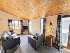 Posezení v ubytování Cleish 7 With Private Hot Tub - Fife - Loch Leven - Lomond Hills - Pet Friendly
