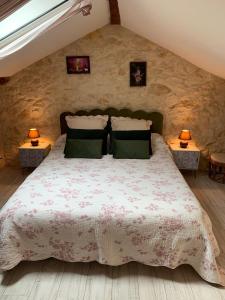 een slaapkamer met een bed met twee lampen op twee tafels bij Le Mas Relax in Cavaillon