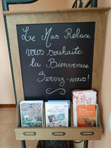 een lade met boeken voor een schoolbord bij Le Mas Relax in Cavaillon