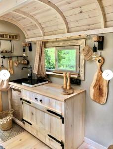 a kitchen with a sink and a window at Entspannung im Zirkuswagen: außergewöhnliche und liebevoll eingerichtete Glamping-Unterkunft im Grünen in Geigant