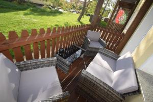 einen Balkon mit Grill und Stühlen auf einer Veranda in der Unterkunft Bliss Place - 1R Premium Apartment - Kingsize Bett, Smart TV, Küche, Balkon, Waschkeller in Magdeburg