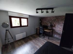 Una televisión o centro de entretenimiento en Chez Alex & Mat