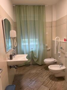 ロナートにあるI Colli del Gardaのバスルーム(洗面台、トイレ、シャワー付)