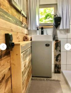 uma pequena cozinha com um lavatório e um balcão em Entspannung im Zirkuswagen: außergewöhnliche und liebevoll eingerichtete Glamping-Unterkunft im Grünen em Geigant