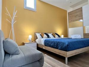 - une chambre avec un lit king-size et un canapé dans l'établissement M'AMA apartment 2, à Ficarazzi
