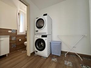 - un lave-linge et un lave-linge dans la chambre dans l'établissement M'AMA apartment 2, à Ficarazzi