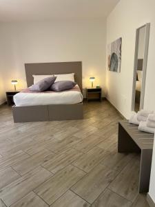 ロナートにあるI Colli del Gardaのベッドルーム1室(ベッド1台付)