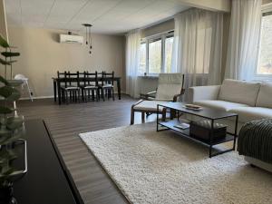 a living room with a couch and a table at Hus med 3 sovrum i lugn miljö nära natur & Ullared in Älvsered