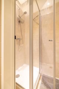 una doccia con una porta in vetro in un bagno di Maisonette Rustic Altstadt zentral-Wlan-Parkplatz a Erfurt