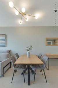 a dining room with a table and chairs at Apartament Infinity View in Arenales del Sol