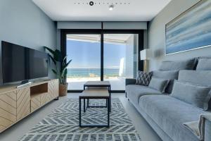 a living room with a couch and a television at Apartament Infinity View in Arenales del Sol