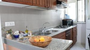 a kitchen with a bowl of fruit on a counter at Il giardino di Mary in Pompei