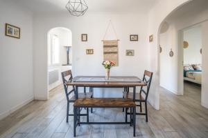 - une salle à manger avec une table et des chaises dans l'établissement Le Spacieux Anatole, T3 bis, centre ville Narbonne, à Narbonne