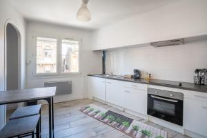 Kuchyňa alebo kuchynka v ubytovaní Le Spacieux Anatole, T3 bis, centre ville Narbonne + 23 fotografií