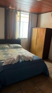 a bedroom with a blue bed with a window at Casa Mar y Arena in Golfito