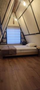 um quarto com uma cama grande numa tenda em Akasya Bungalov em Trabzon