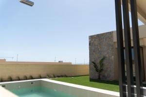 uma piscina na lateral de um prédio em Villa Fidel Murcia em Múrcia