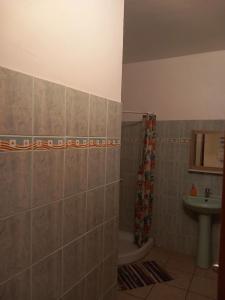 une salle de bain avec une douche, des toilettes et un lavabo dans l'établissement Maison confortable avec piscine privée à Capesterre-Belle-Eau., à Capesterre-Belle-Eau 25 autres photos