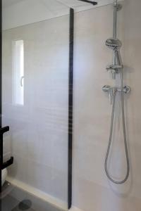 ein Bad mit einer Dusche mit einem Duschkopf in der Unterkunft Studio tout équipé vue Port in La Grande-Motte