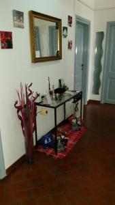 フラスカーティにあるIl Cucù B&Bの鏡付きの部屋のテーブル
