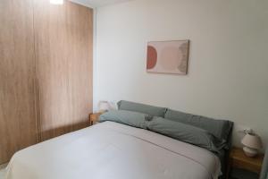 um quarto com uma cama e um quadro na parede em Villa Fidel Murcia em Múrcia mais 11 fotografias