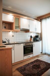 Kuchyň nebo kuchyňský kout v ubytování Appartementhaus Arnika