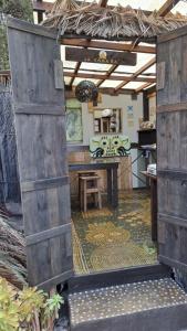 una camera con tavolo e porta in legno di Studio Mazo The Glamping a Lodero