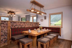 comedor con mesa de madera y sillas en Alpen Chalet Wohnung "Martha" en Zellberg