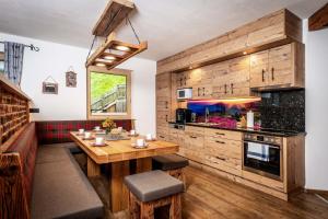Kuchyňa alebo kuchynka v ubytovaní Alpen Chalet Wohnung "Martha" + 12 fotografií