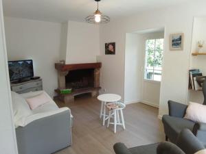 un salon avec un canapé et une table dans l'établissement La Calmille Maison avec Jardin, à Les Salelles