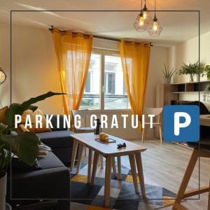 un soggiorno con un divano e un tavolo di Rouen Seine - Magnifique appart - Parking gratuit a Rouen
