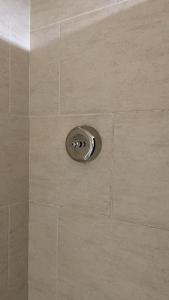 y baño con ducha y drenaje de plata. en Best offer for a Master Room couples friendly, en Dubái