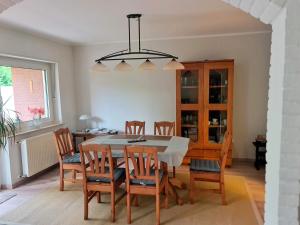 a dining room with a table and chairs at Ferienwohnung "Erika" Rees am Niederrhein in Rees
