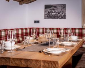 A restaurant or other place to eat at Alpen Chalet Wohnung "Rosa"