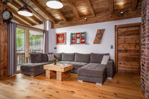 A seating area at Alpen Chalet Wohnung "Rosa"
