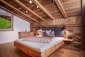 A bed or beds in a room at Alpen Chalet Wohnung "Rosa"