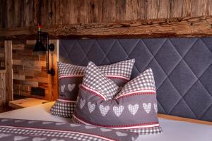 A bed or beds in a room at Alpen Chalet Wohnung "Rosa"