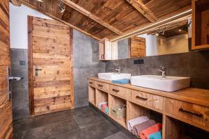 A bathroom at Alpen Chalet Wohnung "Rosa"