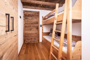 Alpen Chalet Wohnung "Rosa" emeletes ágyai egy szobában