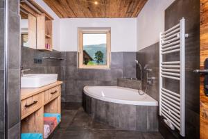A bathroom at Alpen Chalet Wohnung "Rosa"